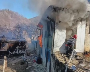BĂTRÂN ÎN STARE CRITICĂ, CU ARSURI, DUPĂ CE CASA I-A FOST CURPINSĂ DE FLĂCĂRI