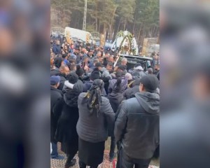 ÎNMORMÂNTARE ÎNTRERUPTĂ DE MASCAȚI. LIVE PE FACEBOOK CU ZECI DE PERSOANE ȘI LĂUTARI