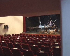 INVITAȚIE LA TEATRU. BUZOIENII SUNT INVITAȚI LA TEATRU, ÎN SALĂ ȘI ONLINE