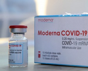 MÂINE, PRIMELE VACCINĂRI CU MODERNA. PESTE 300 DE DOZE, TRIMISE LA BUZĂU