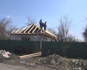 O TÂNĂRĂ FAMILIE ARE NEVOIE DE AJUTORUL NOSTRU. FOCUL LE-A DISTRUS CASA ȘI TOATĂ MUNCA