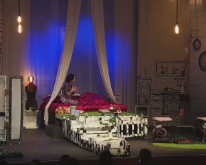 “FAZA LUNGĂ”, CADOU DE 8 MARTIE, LA TEATRU. PATRU TINERI ACTORI, ÎNTR-O COMEDIE SPUMOASĂ