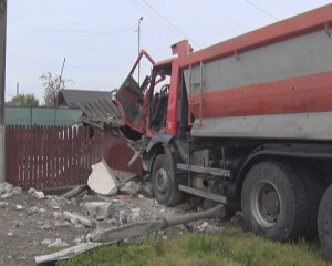CAMION “PARCAT FORȚAT”, ÎN CURTE. LA UN PAS DE TRAGEDIE, ÎN MĂRĂCINENI