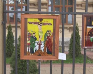 ,,ICOANA, FERESTRĂ SPRE SUFLET!”, EXPOZIȚIE A LICEENILOR DE LA ARTE. GARDUL LICEULUI, SPAȚIU EXPOZIȚIONAL ÎN PANDEMIE