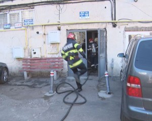 LA UN PAS DE TRAGEDIE. INTERVENȚIE E POMPIERILOR LA UN BLOC DIN MICRO III