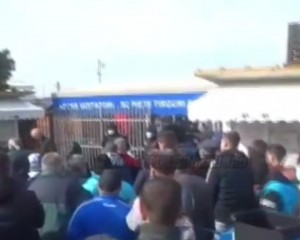 A FOST SCANDAL LA TALCIOC. OAMENII S-AU ÎMBULZIT LA POARTĂ