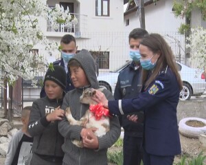 IEDUȚA “CARAMELLE”, CADOU DE SUFLET. SURPRIZA POLIȚIȘTILOR PENTRU O FAMILIE DIN CÂNDEȘTI