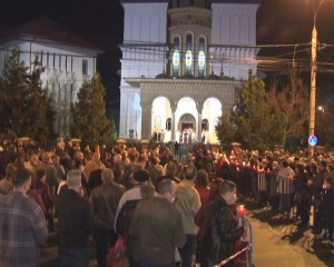 DIN NOU... ÎMPREUNĂ, LA ÎNVIERE! LUMINA SFÂNTĂ, PRIMITĂ DE MII DE BUZOIENI