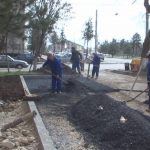 Giratoriu din bidoane. Va fi amenajat de probă într-o intersecție aglomerată