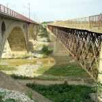 Din toamnă se circulă spre Vadu Pașii. Unul dintre poduri va fi deschis, celălalt păstrat monument istoric