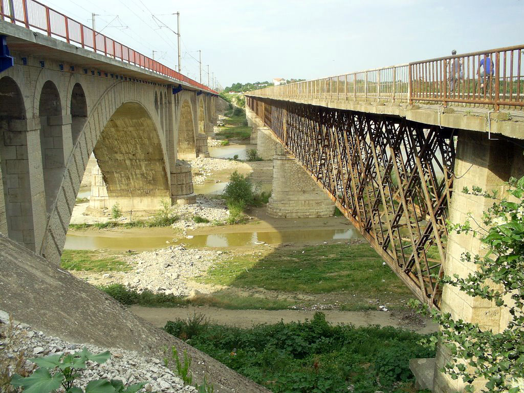 Din toamnă se circulă spre Vadu Pașii. Unul dintre poduri va fi deschis, celălalt păstrat monument istoric