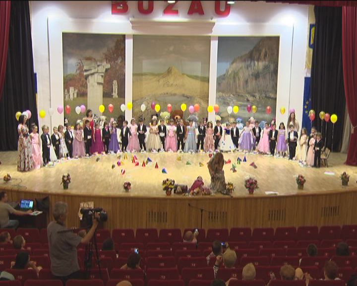 FINAL DE PROMOŢIE, LA GRĂDINIŢA DIN CRÂNG. EMOŢII PENTRU PĂRINŢI