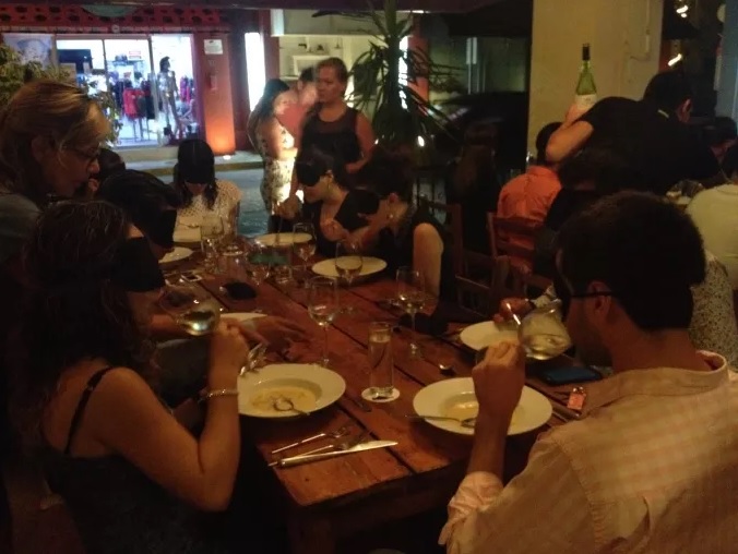 BUZOIENII, PROVOCAŢI SĂ IA CINA PE ÎNTUNERIC. ESTE UN EVENIMENT CARITABIL INEDIT