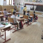 Sute de părinți refuză testarea