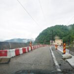 Pericol uriaș la Siriu. Cad din nou bolovani pe carosabil