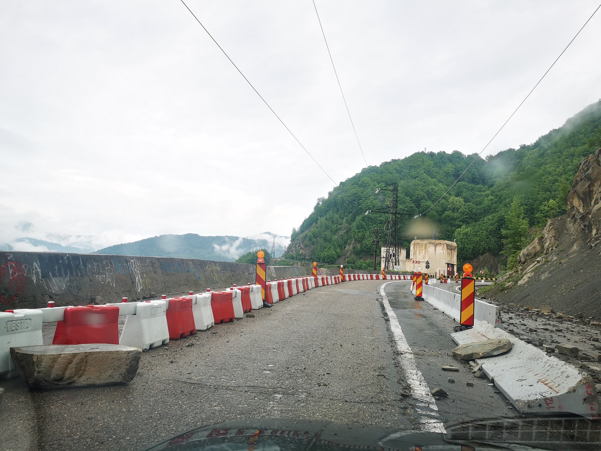 Pericol uriaș la Siriu. Cad din nou bolovani pe carosabil