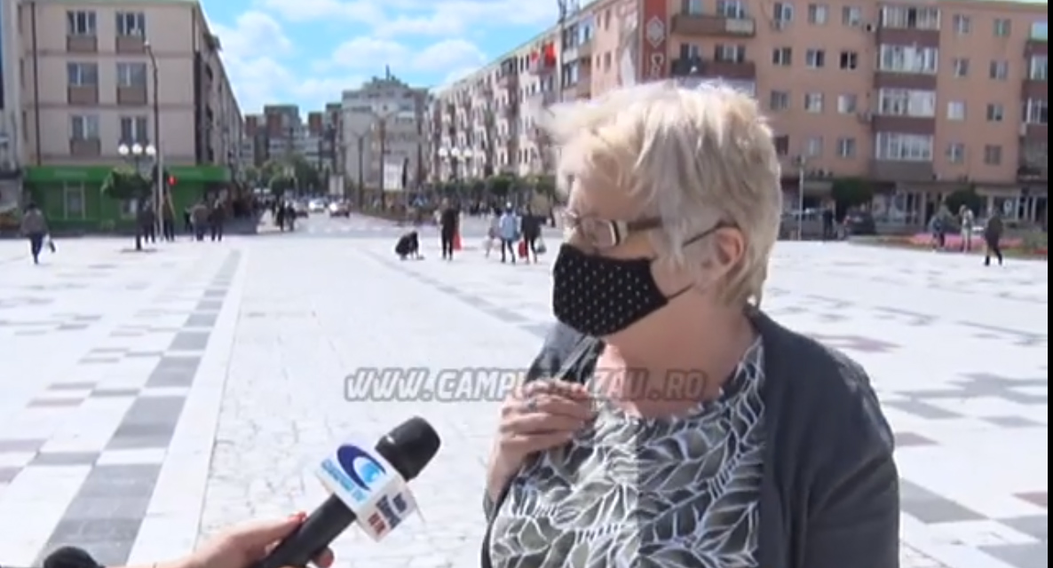 Purtatul măștii nu va mai fi obligatoriu pe stradă. Părerile oamenilor sunt împărțite