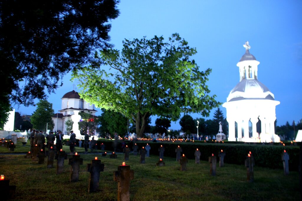IMPRESIONANT! 1000 de candele, aprinse în Cimitirul Eroilor