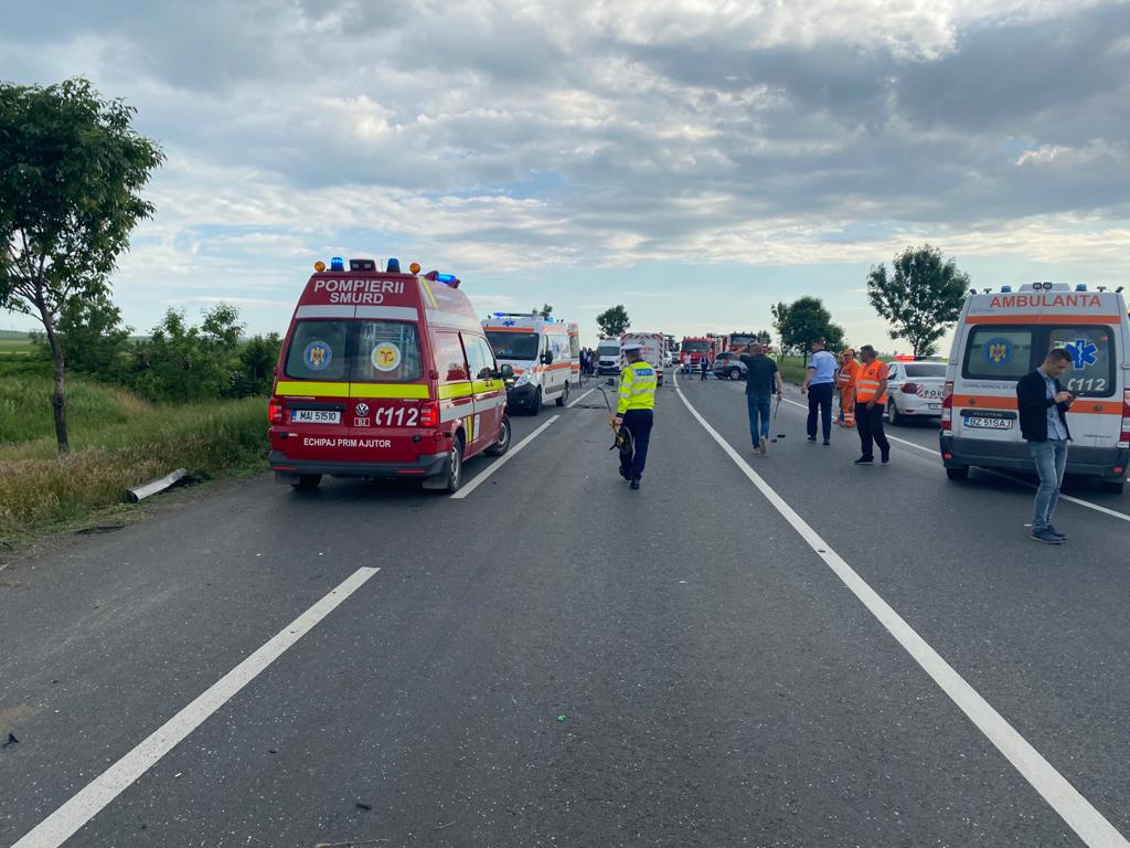 (FOTO) UPDATE! ULTIMĂ ORĂ! Trafic blocat, pe E 85! Accident grav, la Crucea Comisoaiei! Mai mulți răniți, 4 mașini implicate!