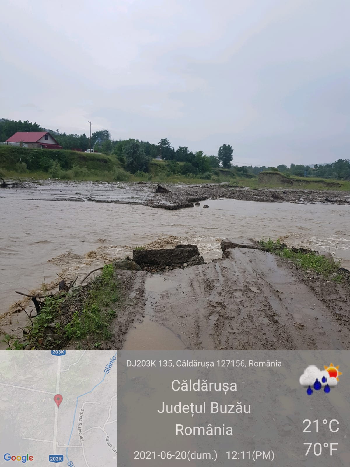 Partea de nord a județului, afectată de ploi. Punți rupte, drumuri inundate