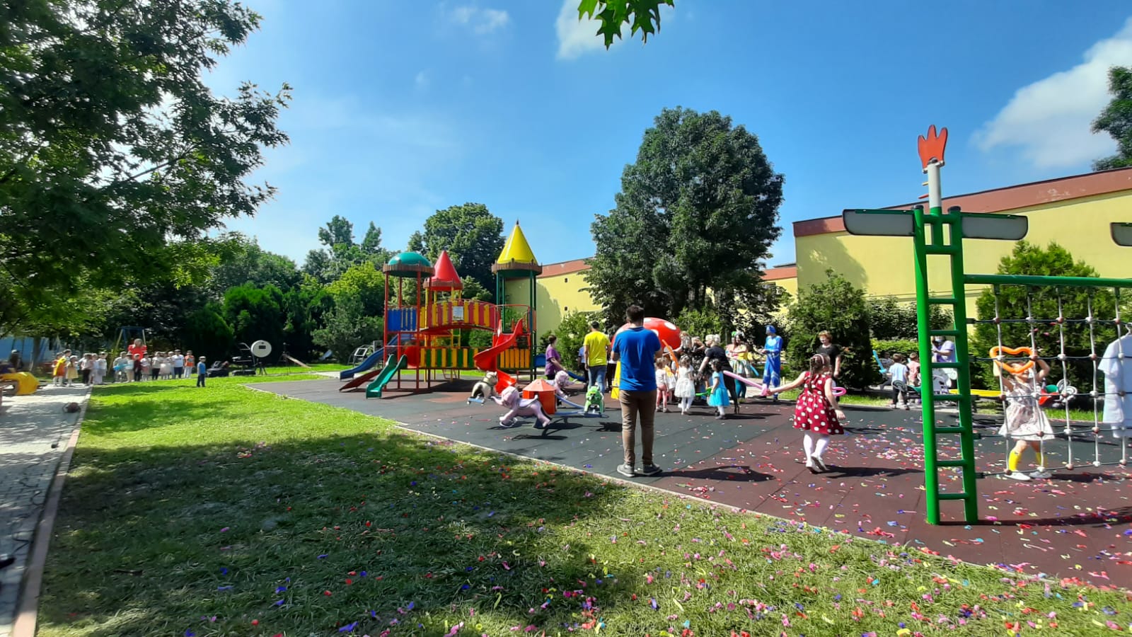 (VIDEO) Veselie și emoții, în curtea Grădiniței nr. 4 din Buzău