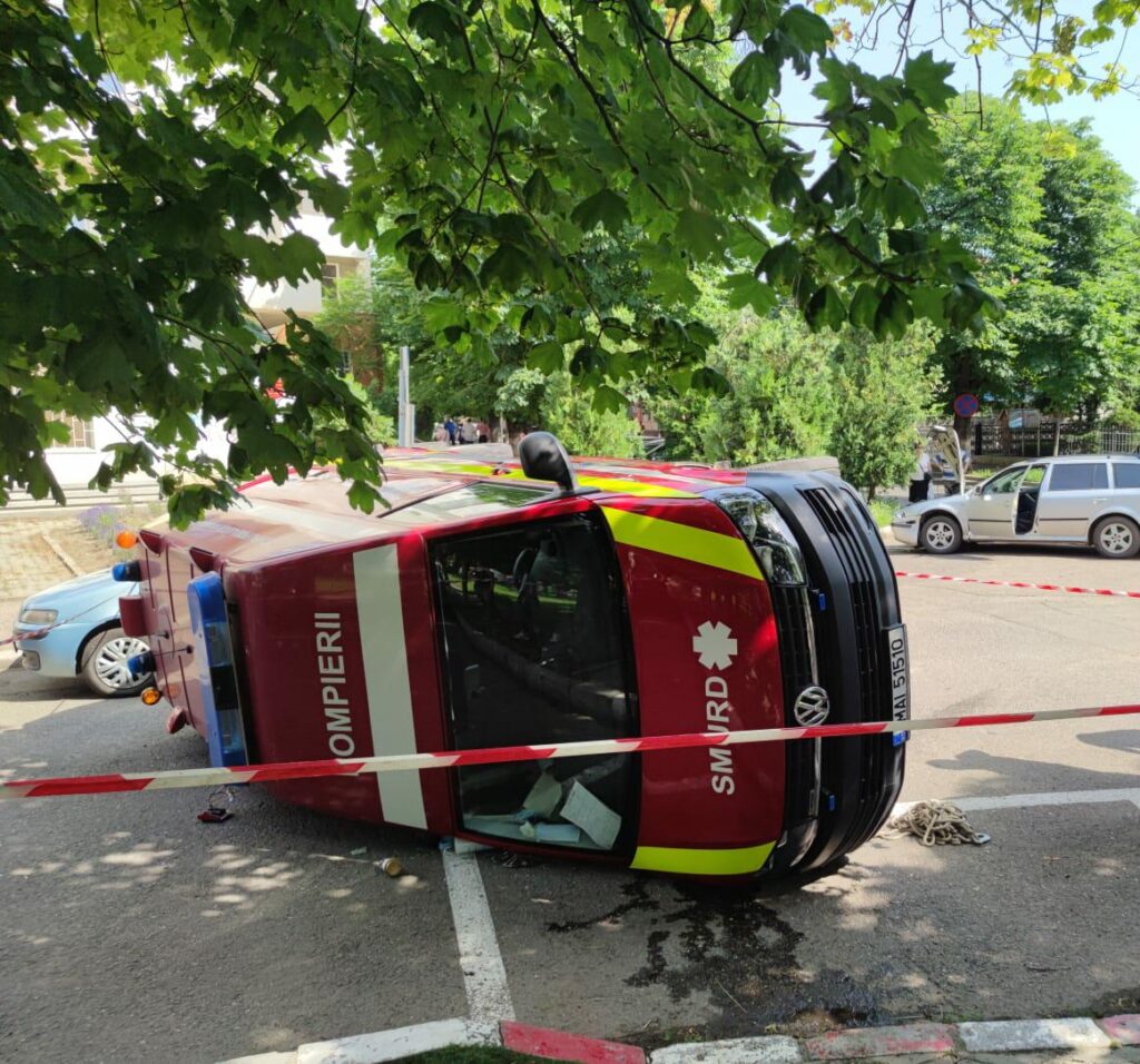 (VIDEO+FOTO) Ambulanță SMURD, răsturnată în fața ISU Buzău! Cum s-a întâmplat