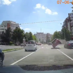 Cascadorie în centrul orașului. Un SUV s-a urcat cu roțile peste o altă mașină