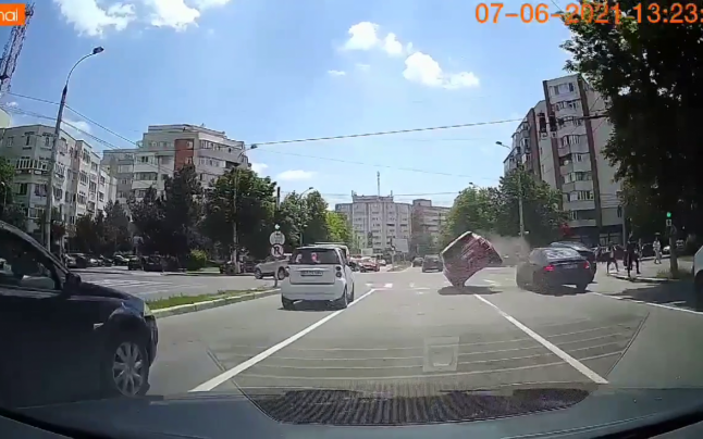 Cascadorie în centrul orașului. Un SUV s-a urcat cu roțile peste o altă mașină