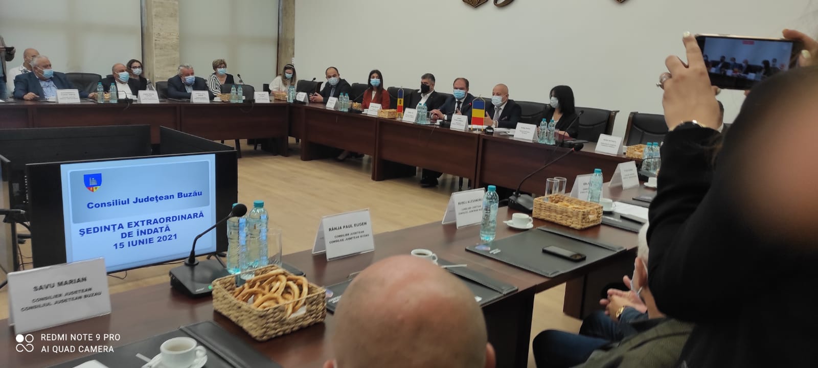 Ședință istorică la Consiliul Județean. Oaspeții, primiți cu pâine și sare