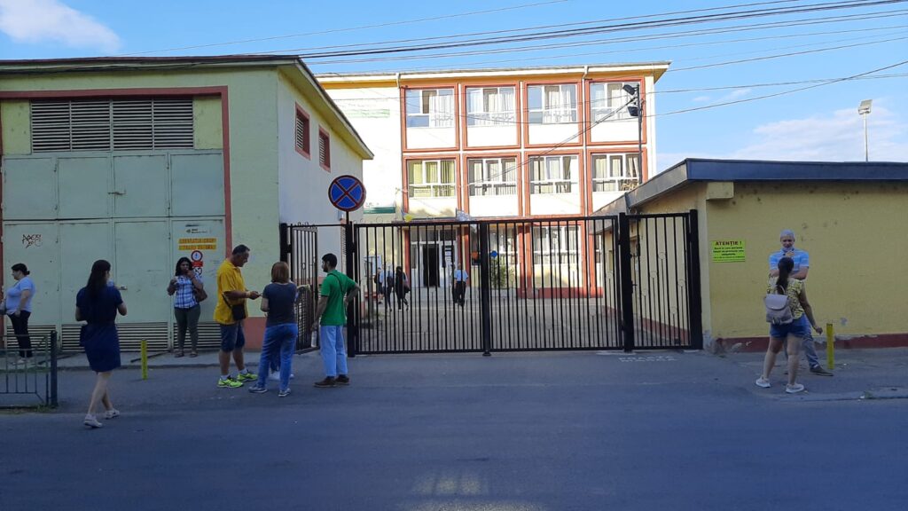 Peste 100 de absenți, zeci de retrași din examen. Astăzi a avut loc proba scrisă a Titularizării