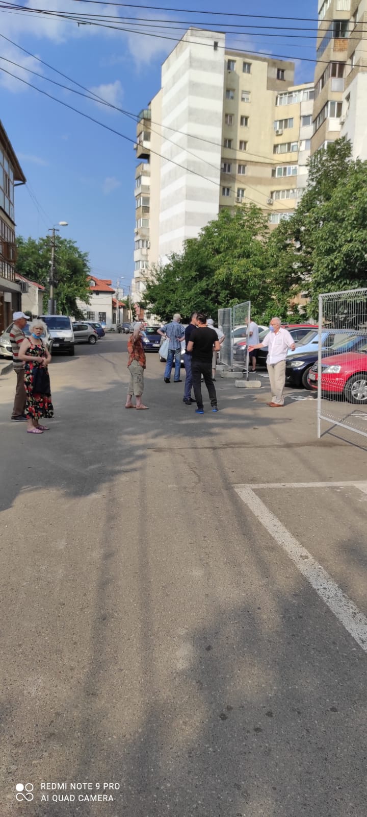 Scandal la Camelia.  Locatarii nu vor platformă de gunoi la ușa blocului