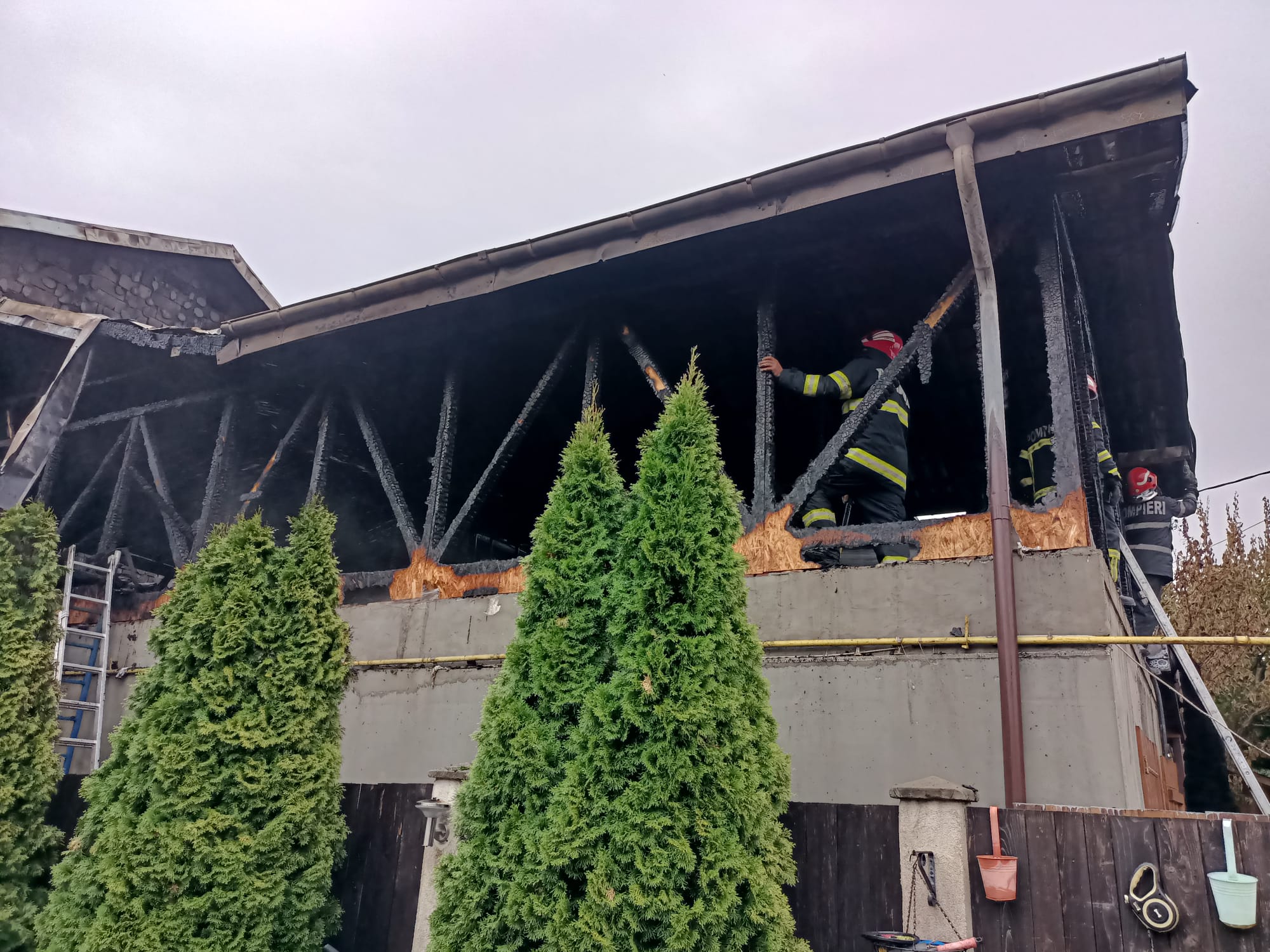 Trei case cuprinse de flăcări, în orașul Buzău