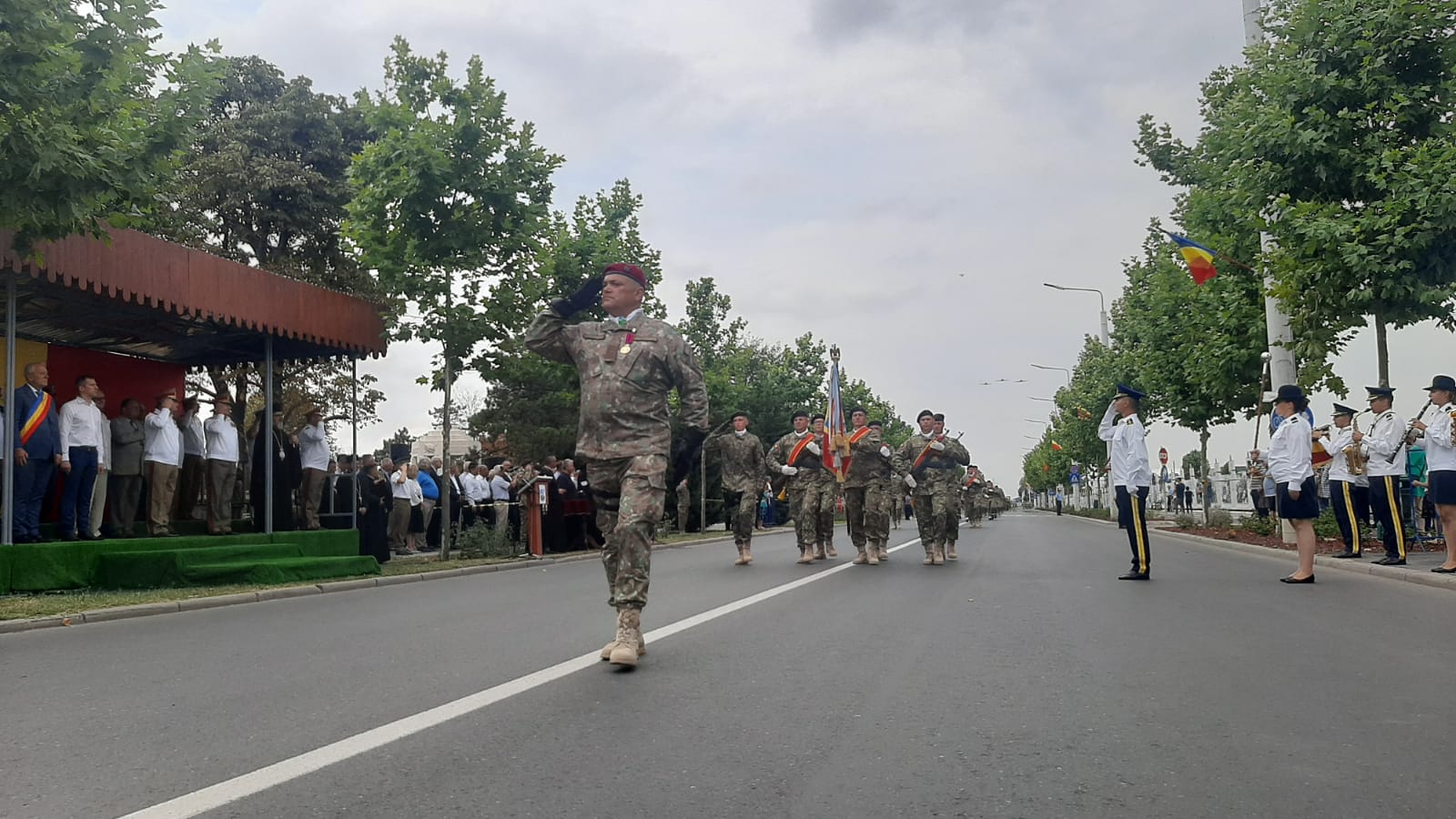 Drapelul Diviziei 2 Infanterie Getica Buzău, decorat de președintele Iohannis