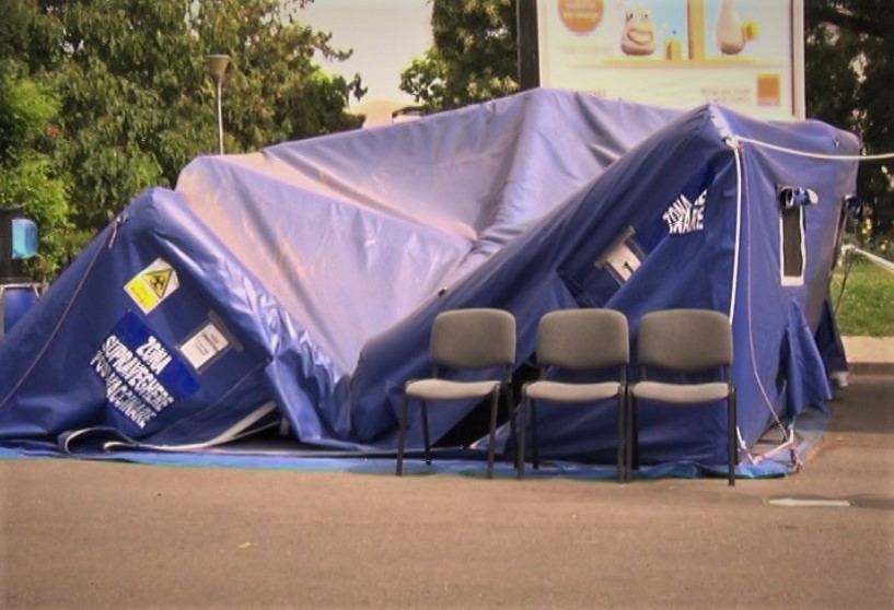 (VIDEO) Corturi-saună, la vaccinarea anti-COVID