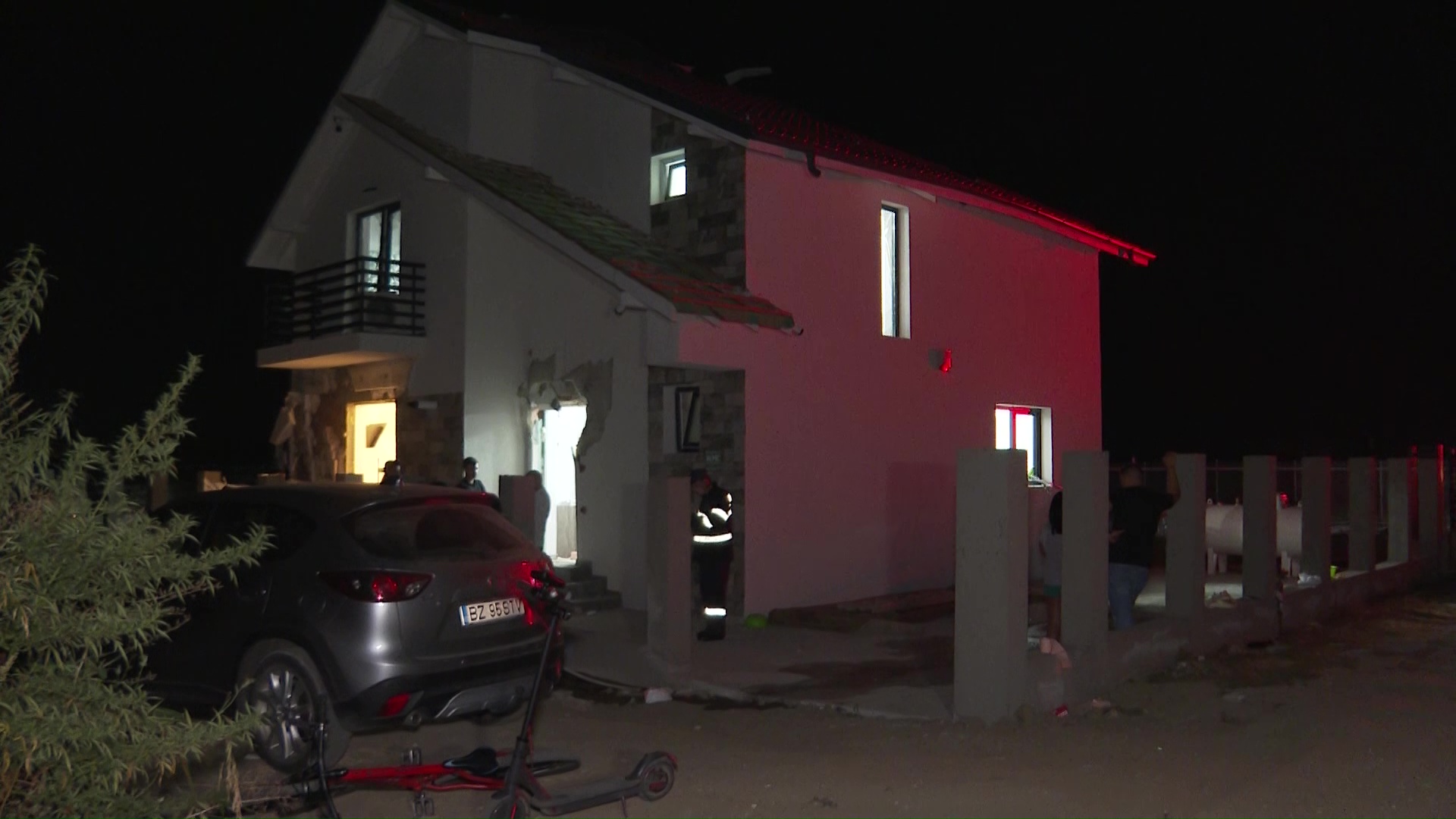 Explozie la o casă din Mărăcineni. 4 persoane au fost rănite