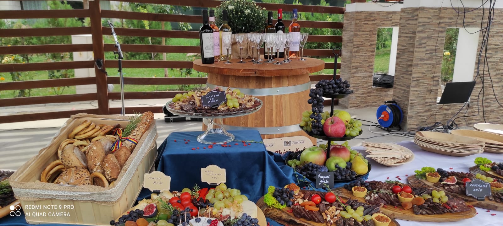 Degustare la Monteoru. Mese bogate cu bucate românești și vinuri basarabene.