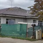 Grădiniță în lucru. Se montează acoperișul la clădirea din strada Ion Caraion
