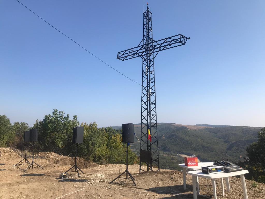 (VIDEO) CERNĂTEȘTI. Crucea de pe Dealul cu Lilieci a fost sfințită