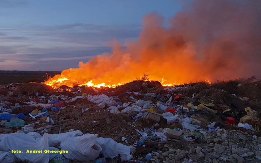 Amendă uriașă pentru Primăria Podgoria. Depozit ilegal de gunoi, incendiat