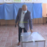 Președintele Neagu s-a răzgândit.  A votat. “Am venit, pentru că e cald afară și e soare”