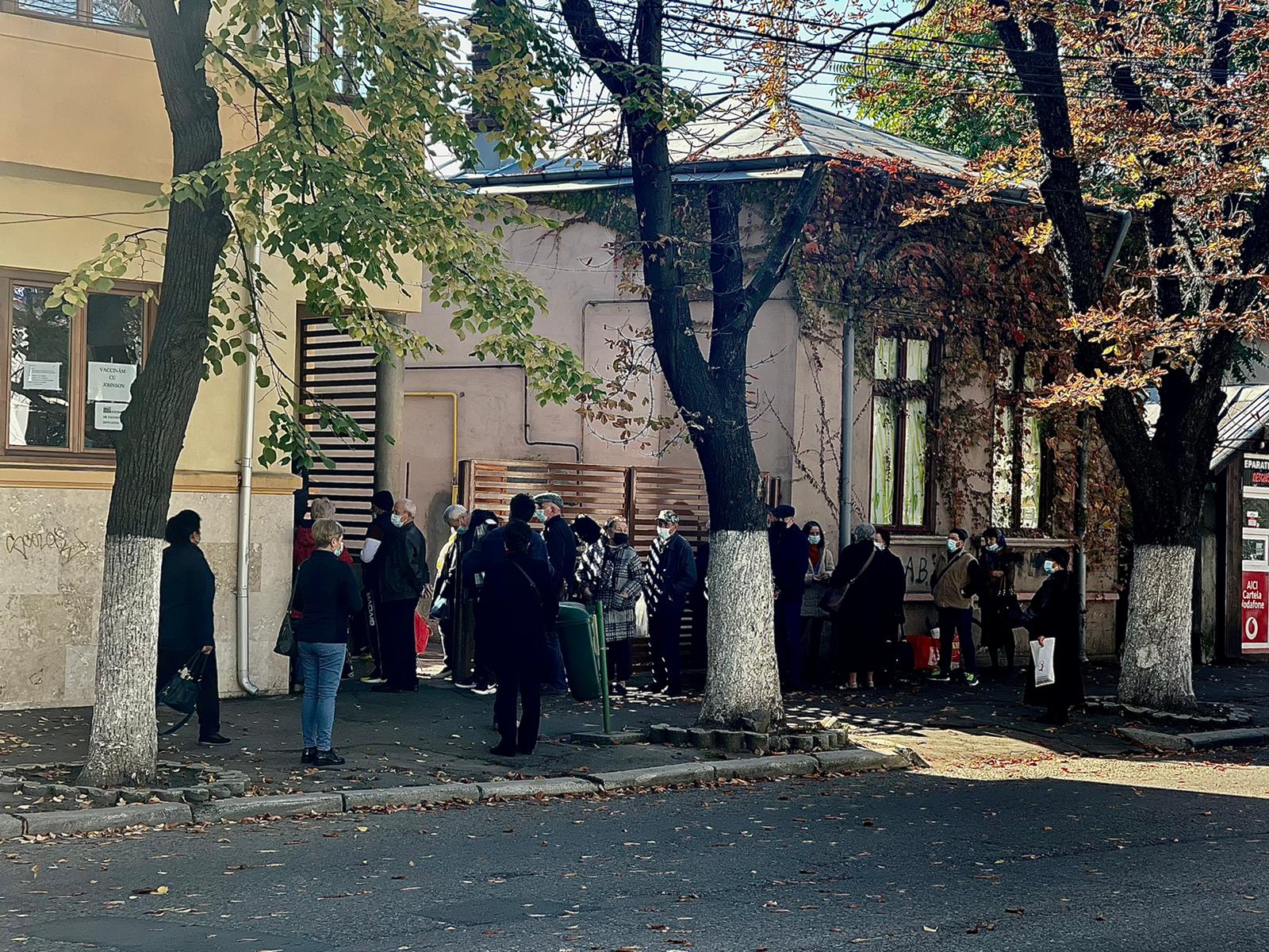 Cozi la vaccinare. Azi: nouă decese și aproape 180 de cazuri noi