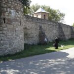Intrarea în cetate. Porțile mănăstirii Bradu vor fi expuse la muzeu.