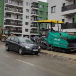 Șantiere la Orizont. Trei echipe de drumari lucrează la carosabil, trotuare și parcări.