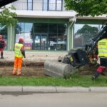 Atenție la pomi. Utilajele care reabilitează bulevardul Unirii îi pot răni.