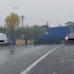 Accident cu patru mașini, la Costești. Două persoane transportate la spital