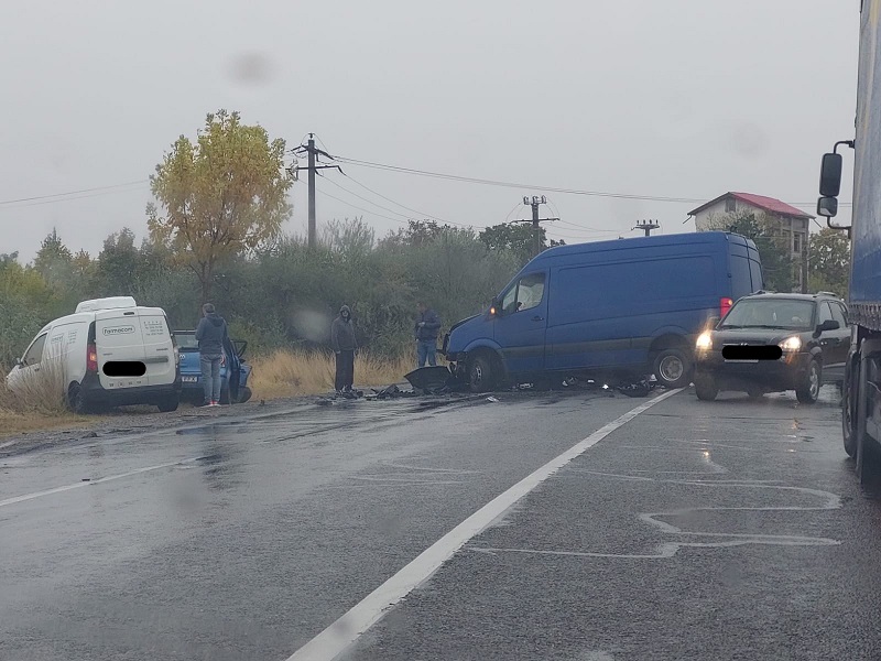 Accident cu patru mașini, la Costești. Două persoane transportate la spital