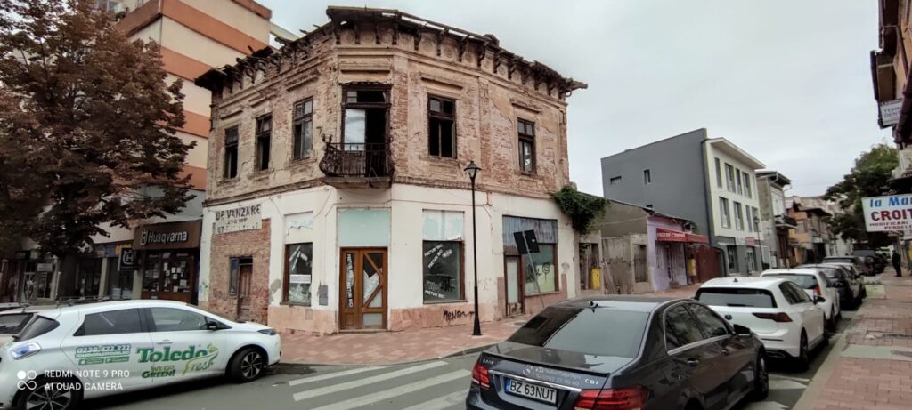 Clădiri periculoase. Casele ruinate pot fi periculoase pentru trecători.