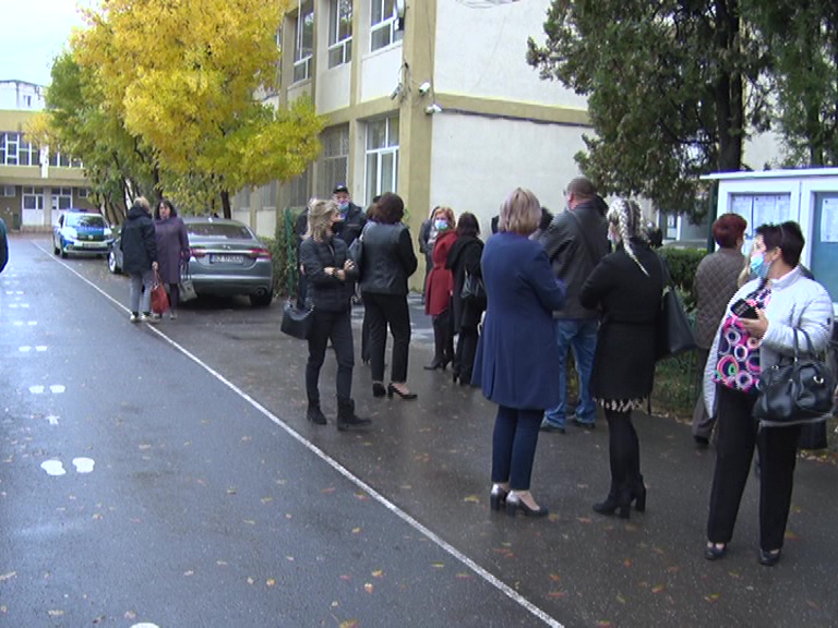 Viitorii directori, la interviu, față în față cu comisia de examen