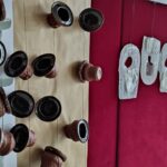 ”Devin De Vină Di Vină”. Expoziție de ceramică și sticlă semnată Anca Niculina Mihăilă