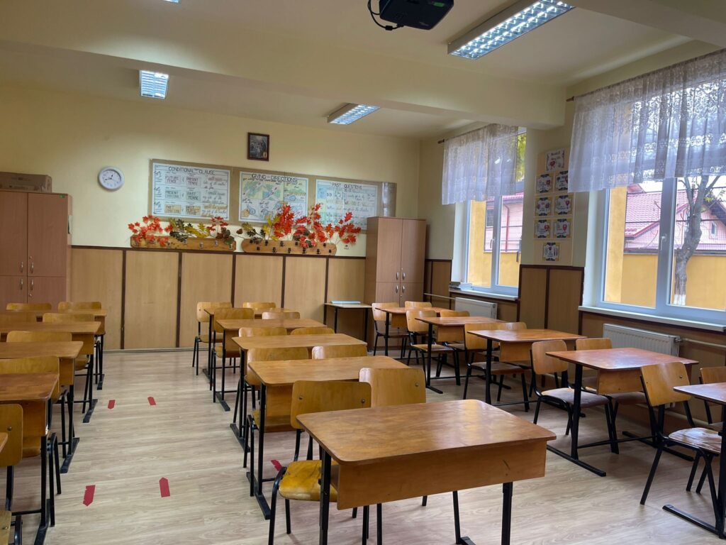 Educaţie în faţa ecranelor. Sute de elevi buzoieni încă învață online